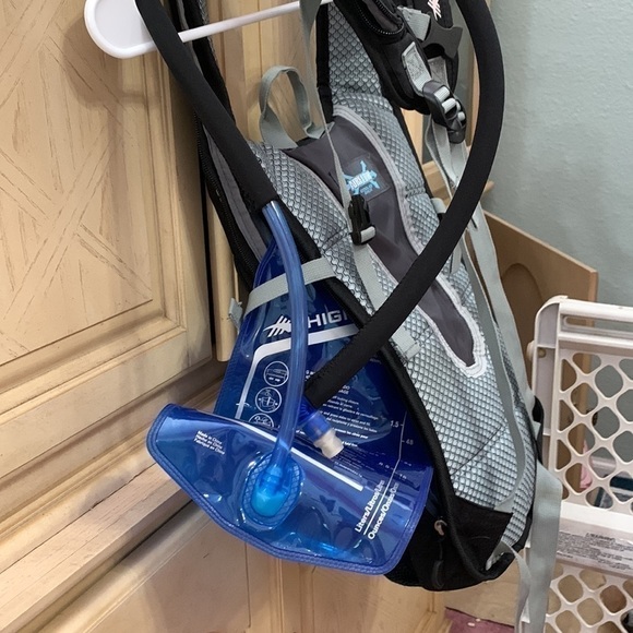 High Sierra, quick shot 70 backpack with 2.0 water, dispensing bag and hose.NWOT - Picture 9 of 10